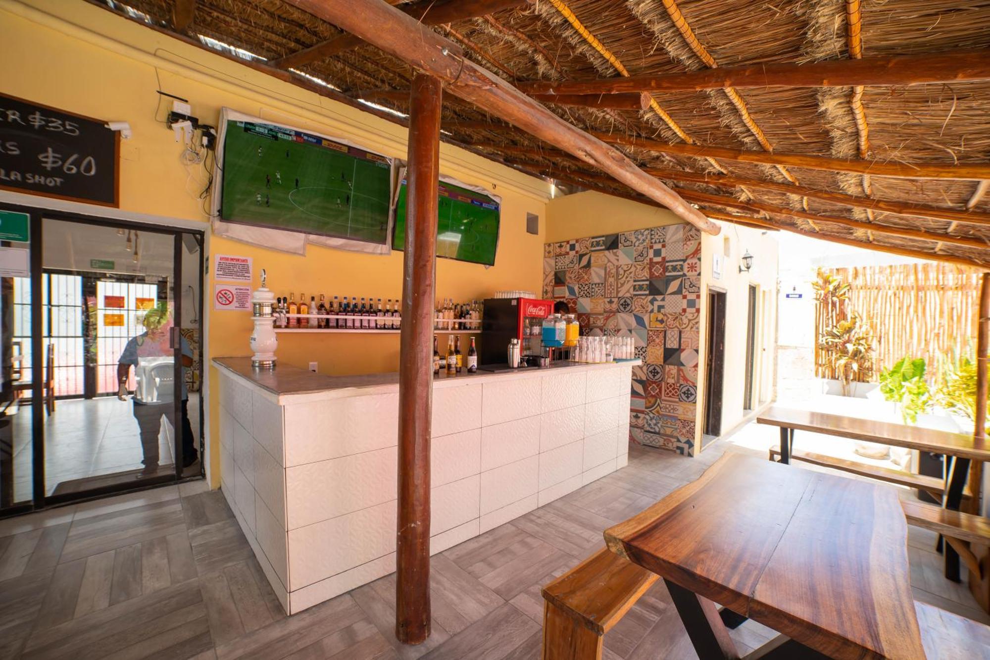 New Friends Hostel & Bar Adults Only 바야돌리드 외부 사진